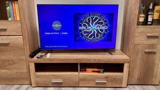Mueble de salón de madera y cristal