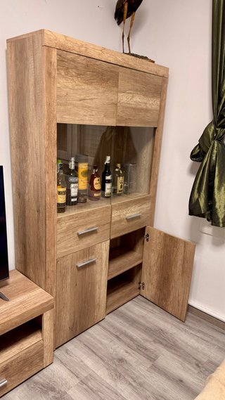 Mueble de salón de madera y cristal