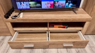 Mueble de salón de madera y cristal