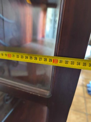 Vitrina de madera y cristal