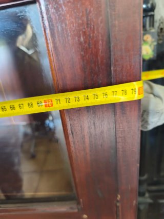 Vitrina de madera y cristal