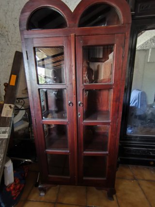 Vitrina de madera y cristal