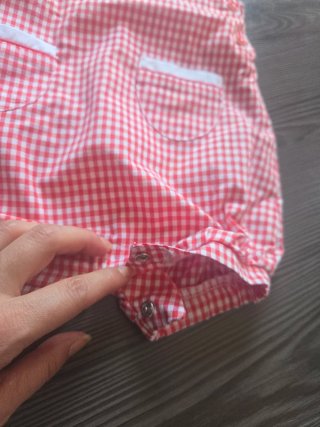 Peto de bebé a cuadros rojo y blanco