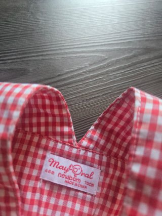 Peto de bebé a cuadros rojo y blanco