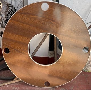 Mesa redonda madera con cristal y tarima