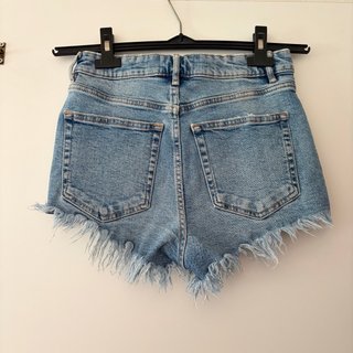 Shorts in jeans Zara a vita alta con orlo sfilacci