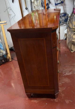 Cómoda de madera noble
