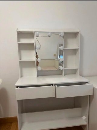 Tocador blanco con espejo y luces