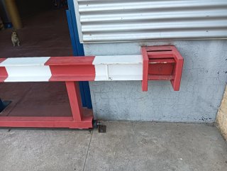 Barrera de seguridad roja y blanca