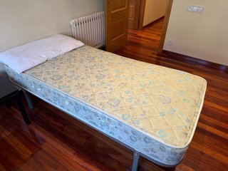 Conjunto dormitorio vintage: armario, cama y sofá