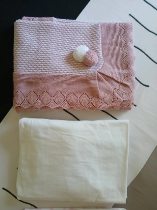 Ropa de cuna rosa y blanca