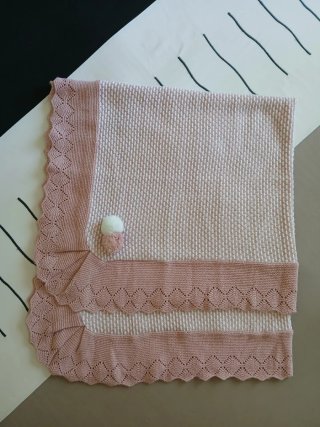 Ropa de cuna rosa y blanca