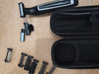 Recortadora de barba y accesorios
