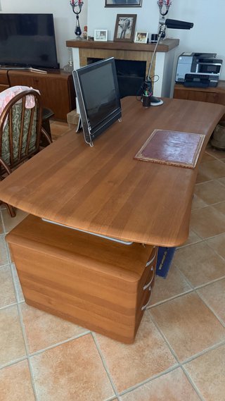 Escritorio de madera marrón
