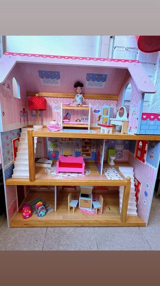 Casa de Muñecas Madera 3 Pisos tiene accesorios