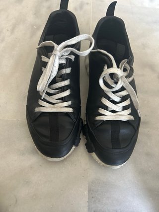 Zapatillas casuales negras y blancas