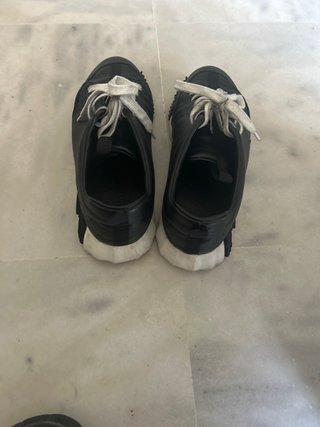 Zapatillas casuales negras y blancas
