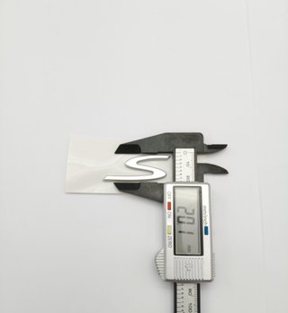 EMBLEMA LOGO TRASERO MODELO NUEVO PORSCHE S PLATA