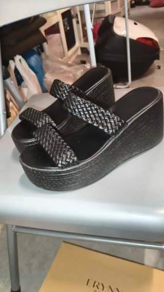 Sandalias de cuña negras tejidas