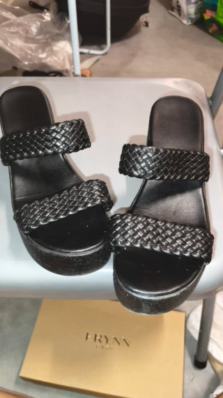 Sandalias de cuña negras tejidas
