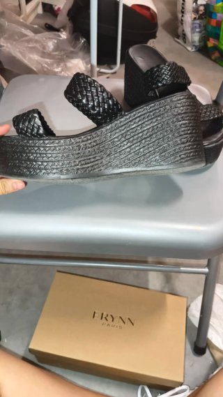 Sandalias de cuña negras tejidas