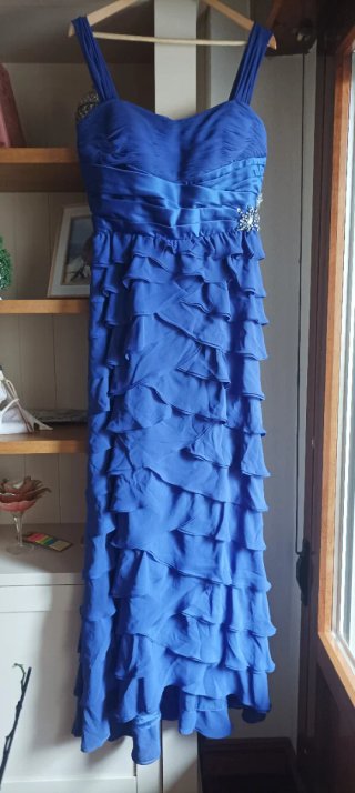 Vestido azul con chal para boda o evento