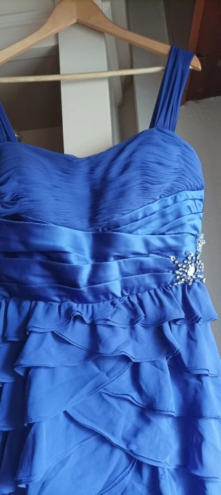Vestido azul con chal para boda o evento