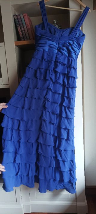 Vestido azul con chal para boda o evento