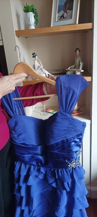 Vestido azul con chal para boda o evento