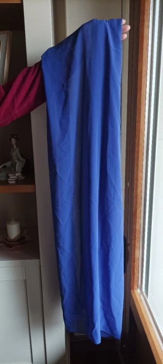 Vestido azul con chal para boda o evento