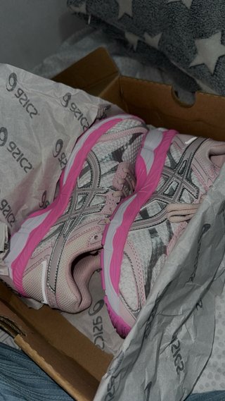 Zapatillas ASICS rosas y plateadas