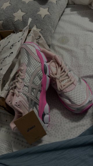 Zapatillas ASICS rosas y plateadas