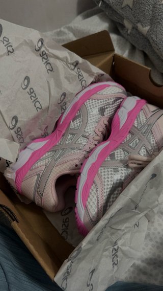 Zapatillas ASICS rosas y plateadas
