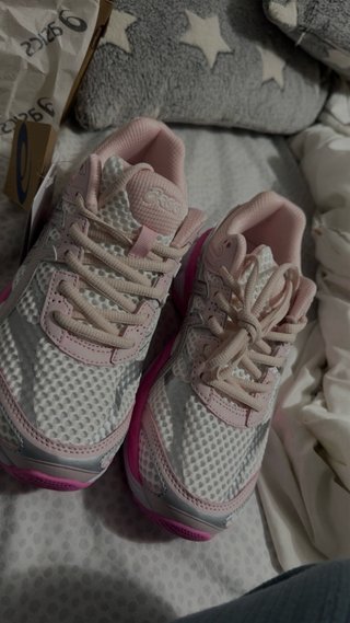 Zapatillas ASICS rosas y plateadas