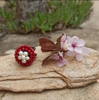 Anillo con perlas y cuentas de cristal.