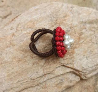 Anillo con perlas y cuentas de cristal.