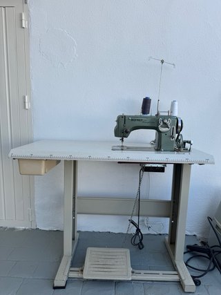 Máquina de coser Refrey con bancada