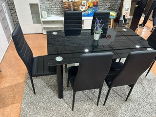 Mesa de cristal con 6 sillas negras
