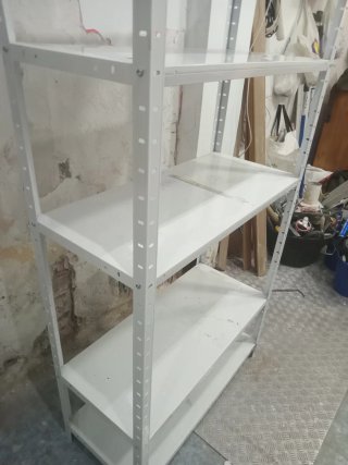 Estantería metálica blanca