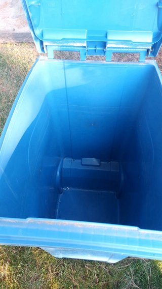 Contenedor azul de plástico completamente nuevo.