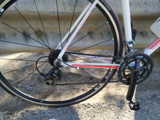 Conor Spirit con grupo 105 y pedales SPD. Muy poco