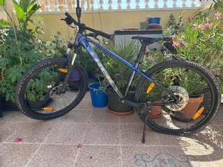 Bicicleta de montaña azul