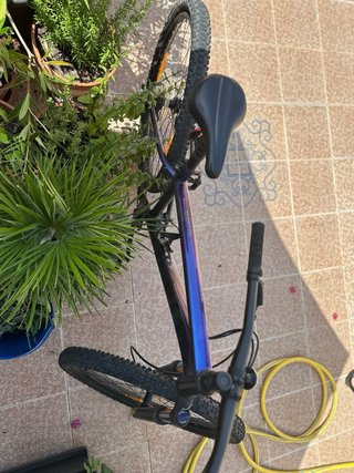 Bicicleta de montaña azul