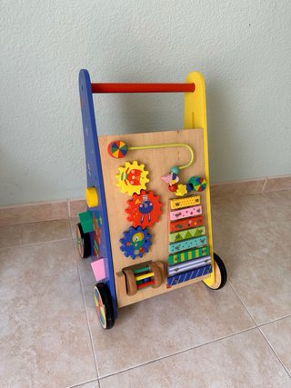 Correpasillos de madera con actividades