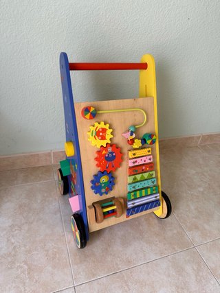 Correpasillos de madera con actividades