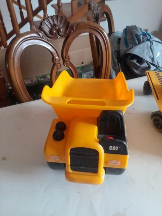 Grúa de construcción y camión