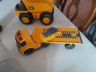 Grúa de construcción y camión