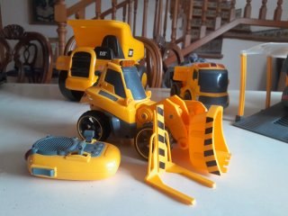 Grúa de construcción y camión