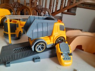 Grúa de construcción y camión