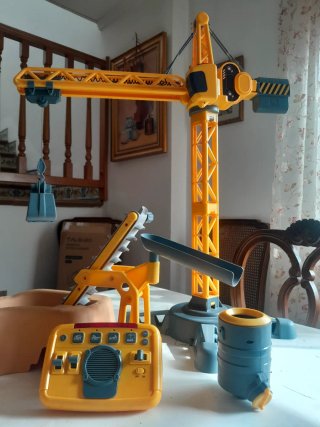 Grúa de construcción y camión